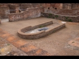 07983 ostia - regio v - insula ii - domus del protiro (v,ii,4-5) - raum (32 - e) - hof mit nymphaeum - becken in der mitte des hofes - 2019.jpg